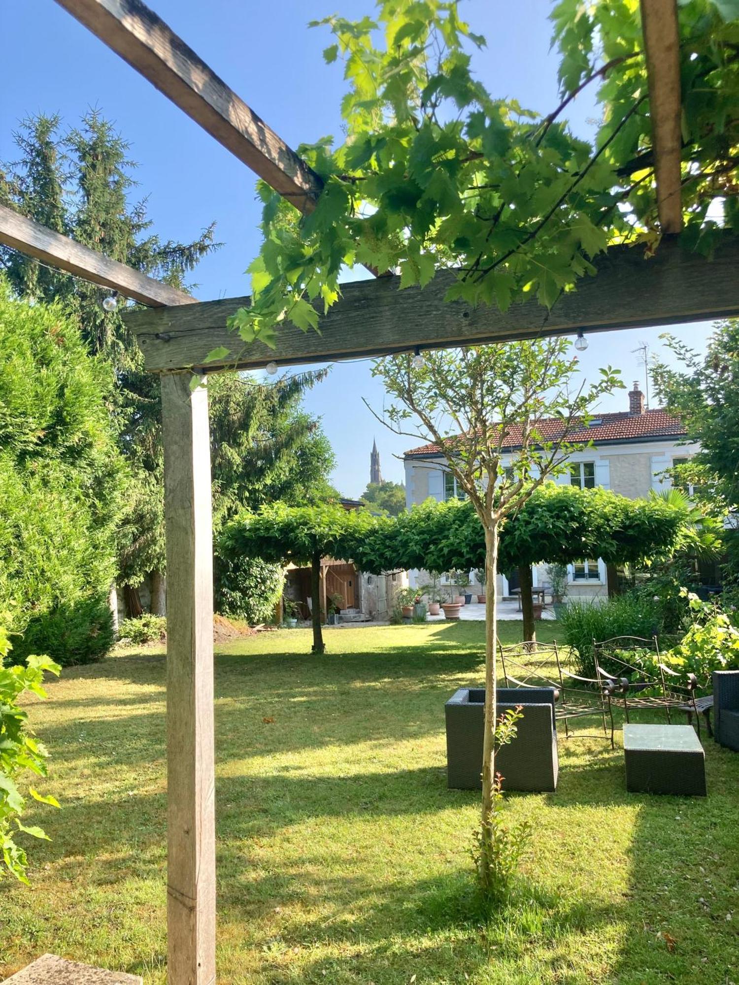 Pierres Et Jardins Bed & Breakfast Senlis  Eksteriør bilde